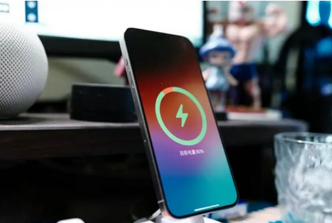 临沂苹果15换屏服务分享用什么充电器给iPhone15充电更好 